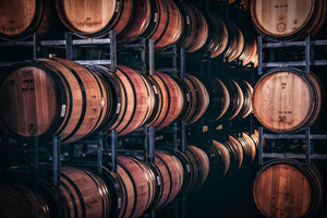 ワイン熟成庫で樽が並んで貯蔵されている画像