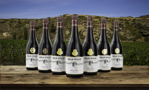 ボールドヒルズの畑と受賞したワインの画像。コンペティションで最高賞を受賞したピノ・ノワール2015と2014