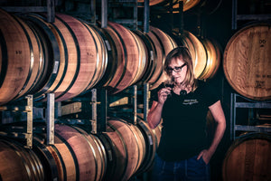 熟成庫にて醸造責任者ピップバトリーがテイスティングしている画像。醸造責任者の交代に関して